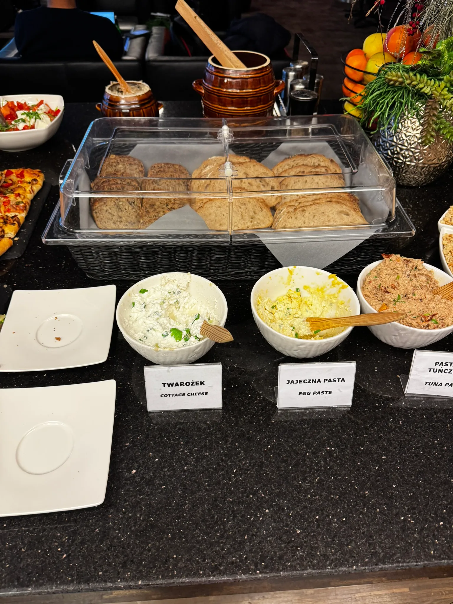 Buffet mit Käse, Eierpaste und anderen Snacks