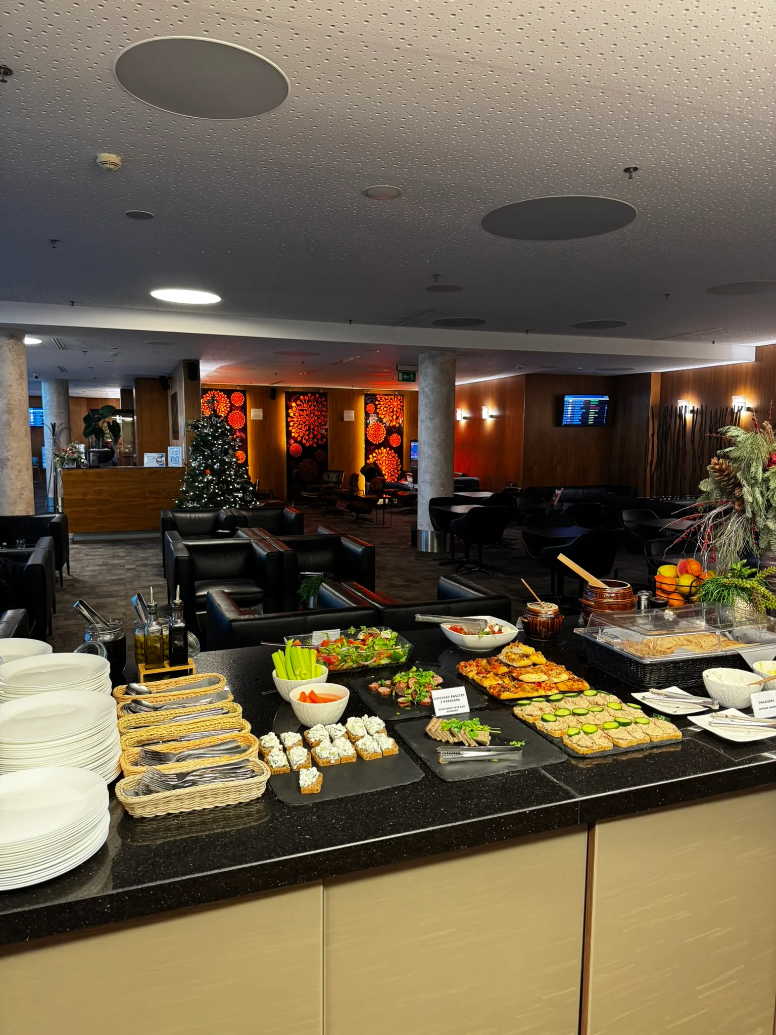 Buffet mit verschiedenen Snacks und Salaten im Flughafenlounge