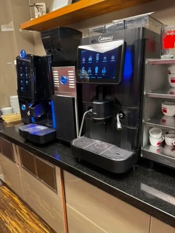 Automatische Kaffeemaschine mit Touchscreen auf Arbeitsplatte