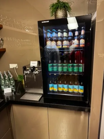 Kühlschrank mit Getränken im Flughafen-Lounge