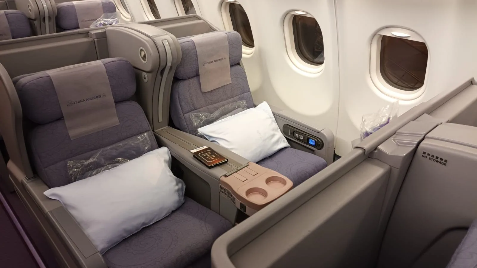 Business Class Sitz im Flugzeug mit Kissen und Tablett
