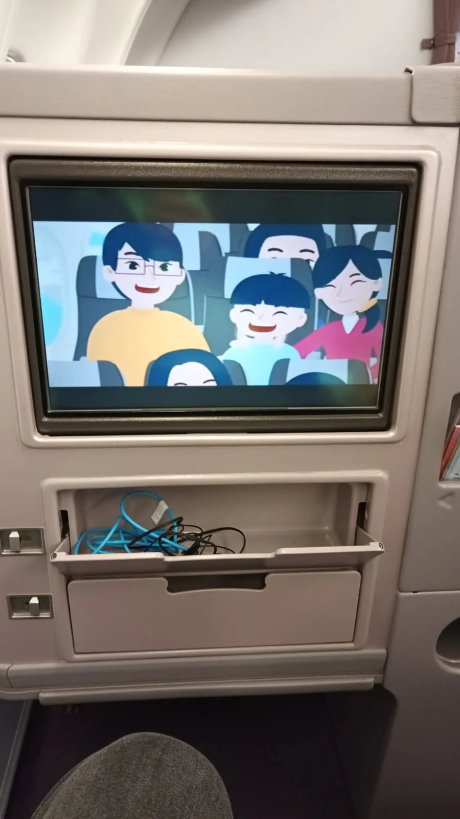 Flugzeugfenster mit Bildschirm und Aufbewahrungsschublade