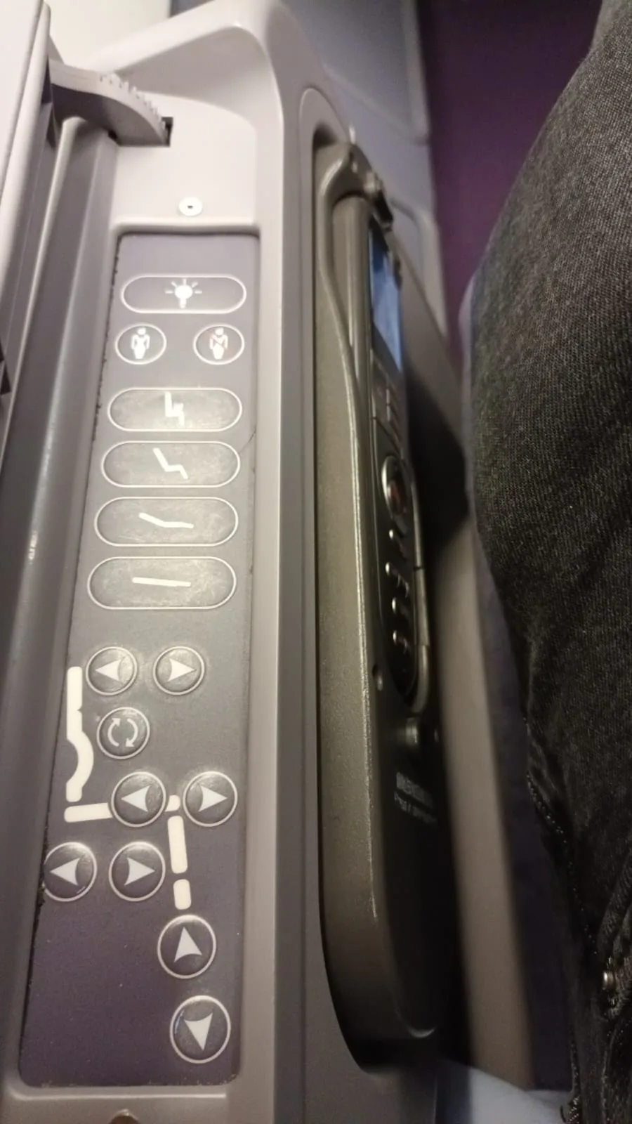 Flugzeugfenster mit Bedienelementen für Sitzposition und Beleuchtung