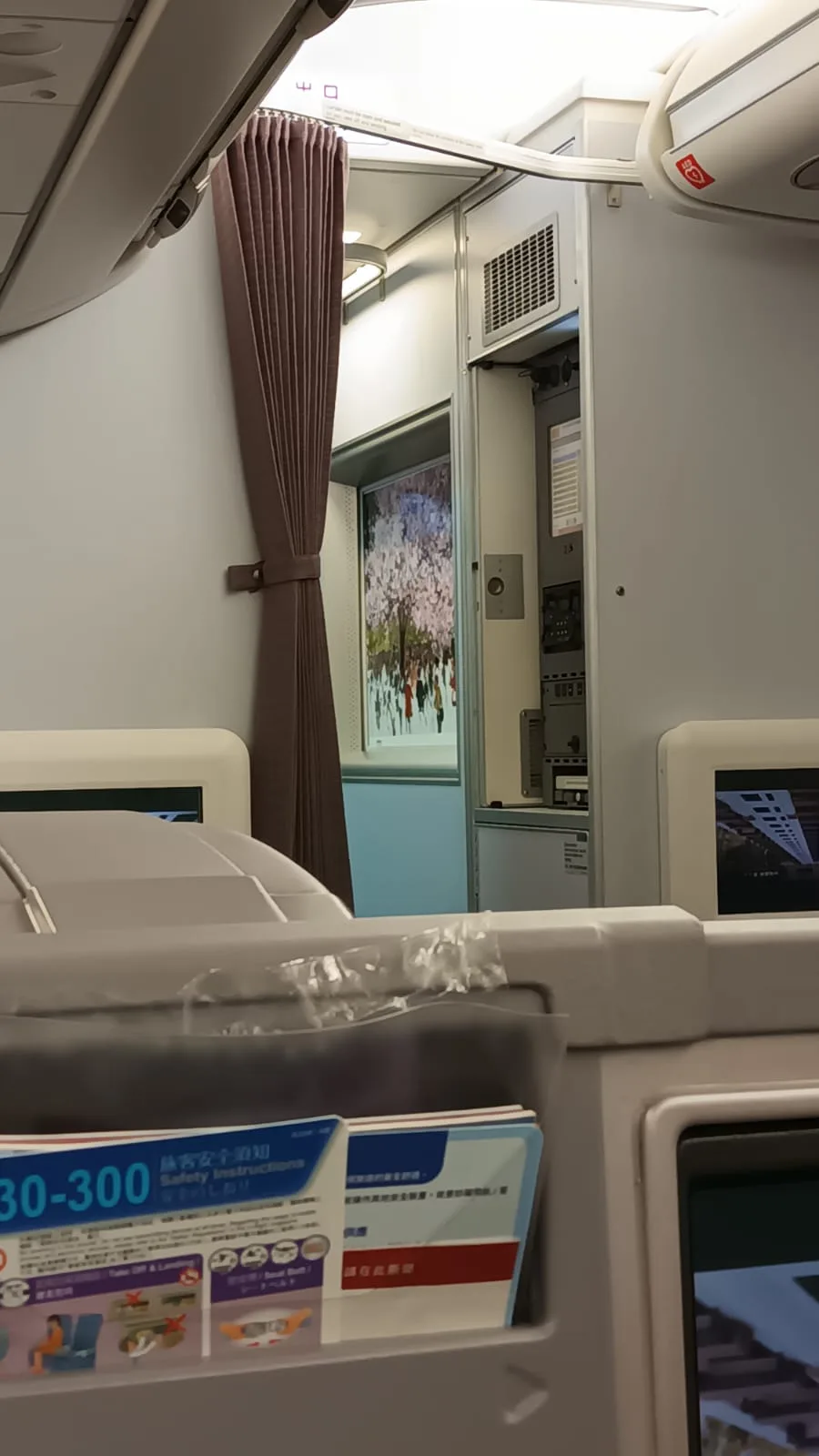Innenraum eines Flugzeugs mit Fenster und Vorhang