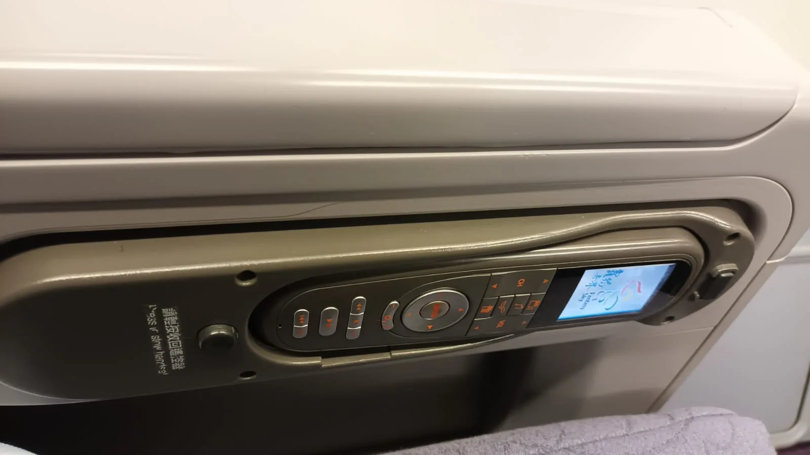 Flugzeugfenster mit Bedienfeld für Inflight-Unterhaltung