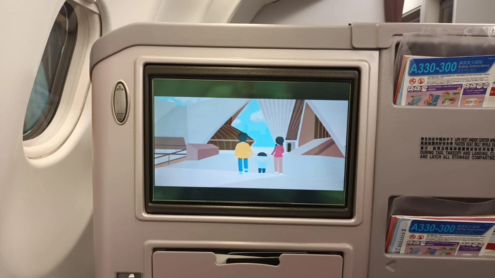 Flugzeugfenster mit Bildschirm im Flugzeuginnern