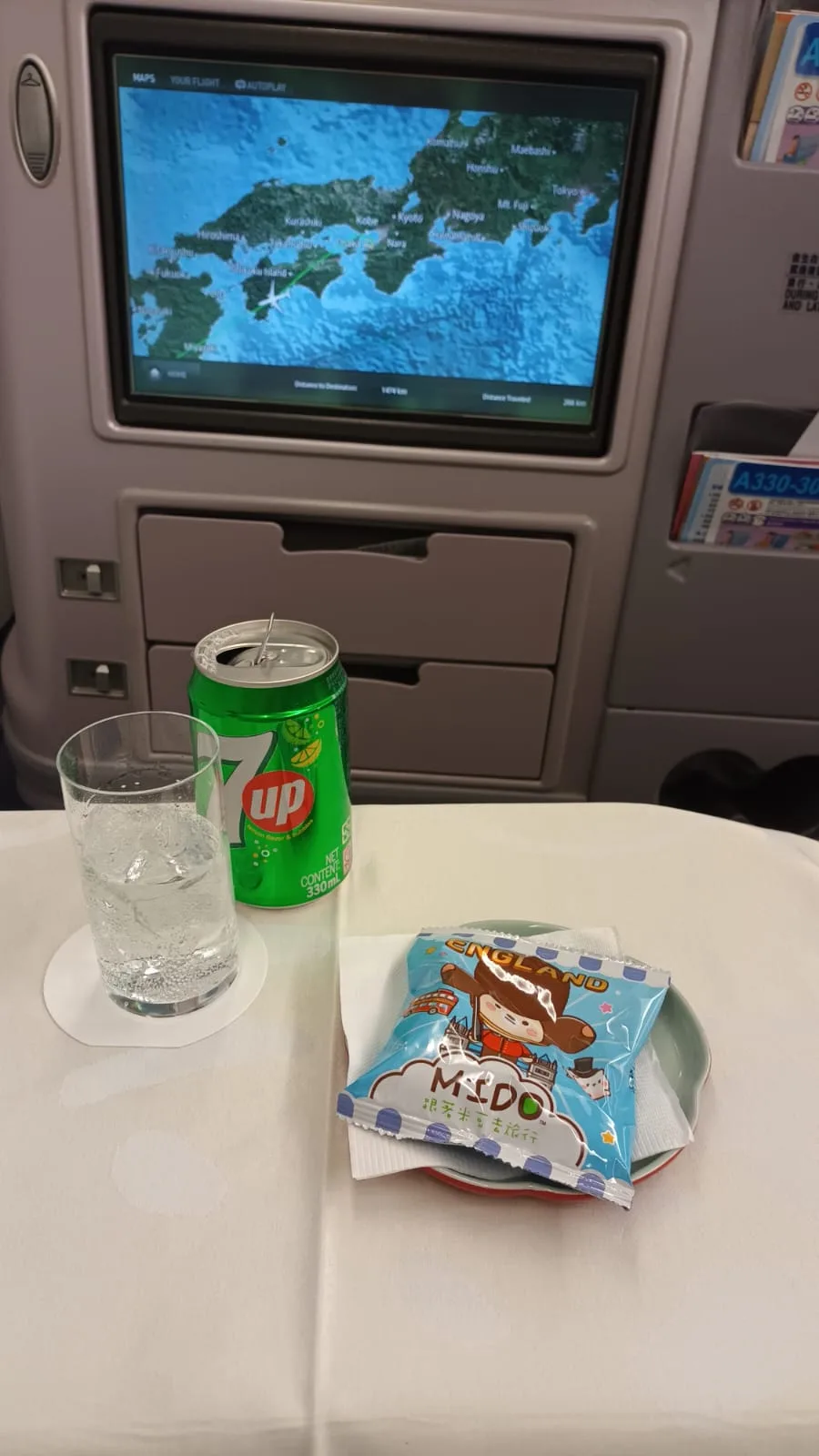 Flugzeugkabinenarmlehne mit Getränken und Snack