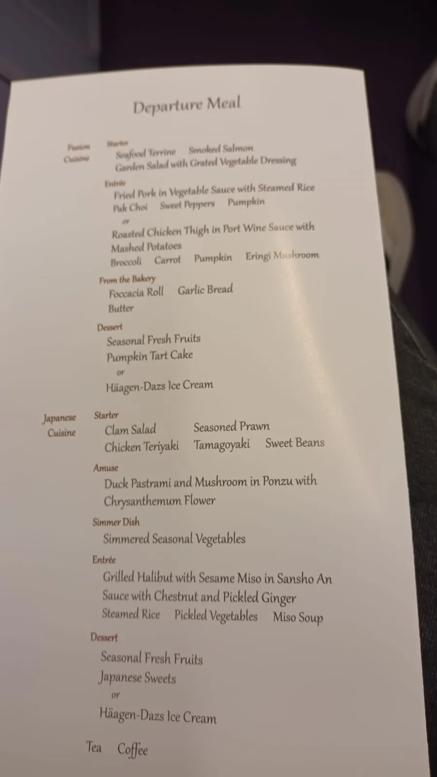 Abflugmenü mit verschiedenen Gerichten und Desserts