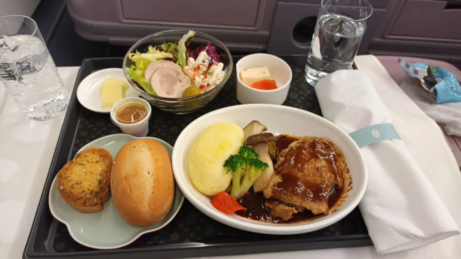 Gedeckter Flugzeugtisch mit Essen und Getränken