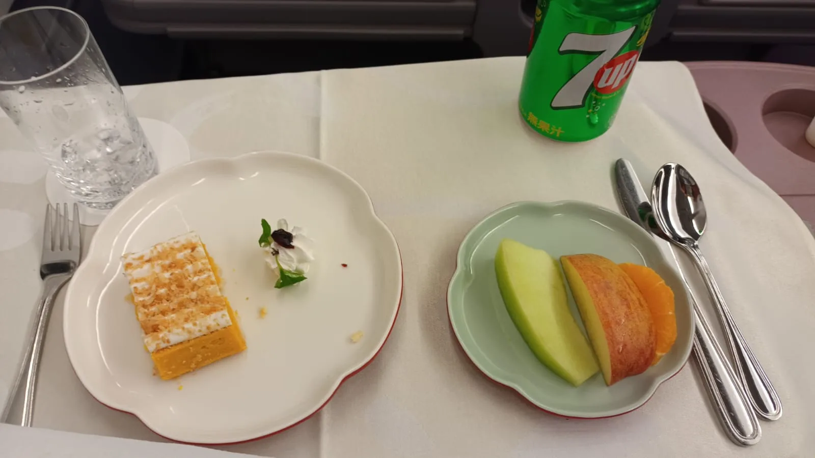 Flugzeugkabinen-Tisch mit Dessert und Obst