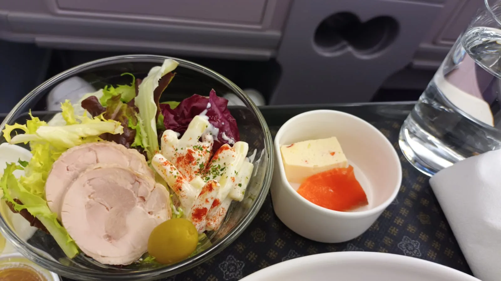 Gesunde Mahlzeit auf einem Flug mit Salat, Wurst und Käse