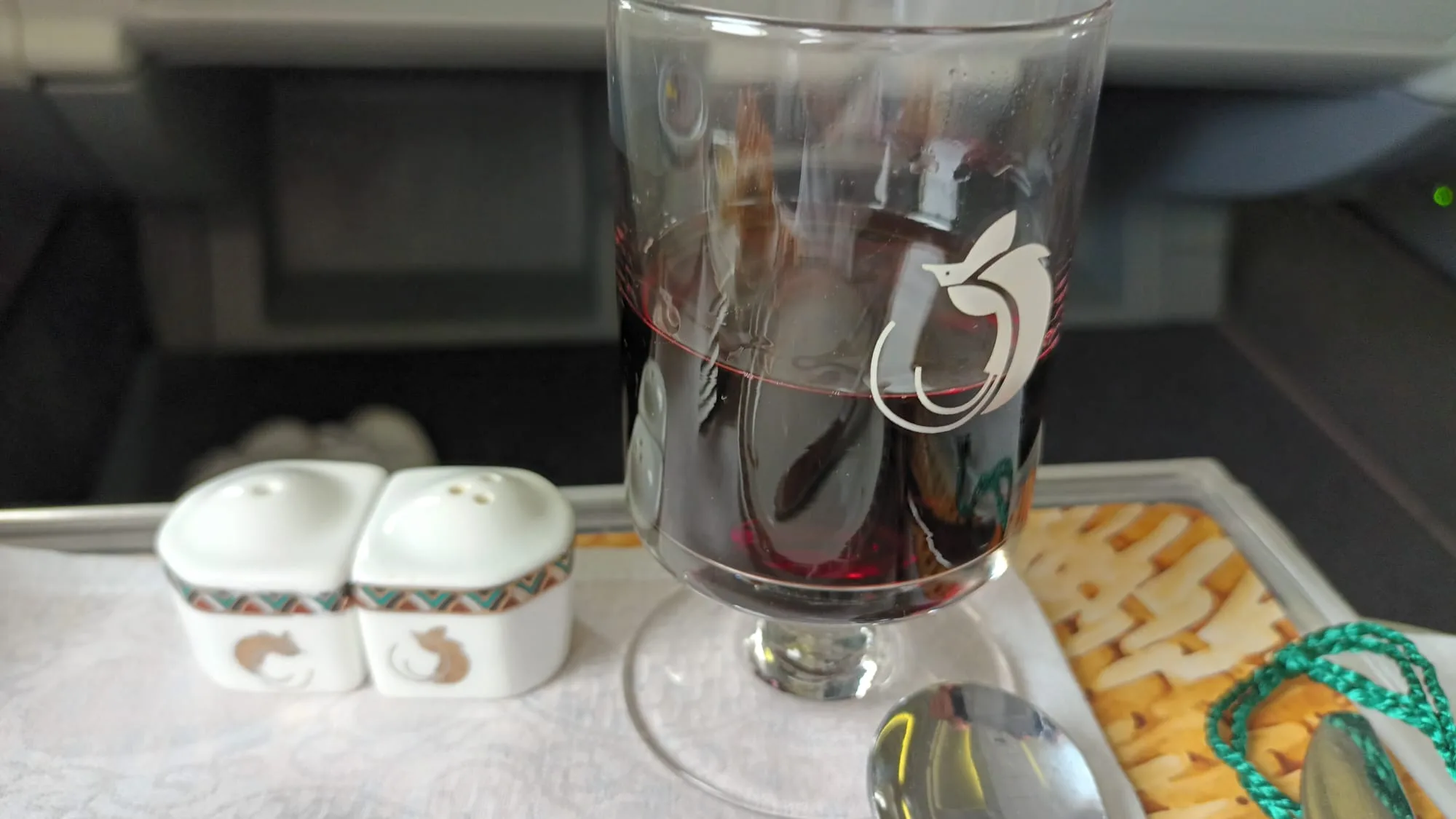 Glas mit Rotwein und Salzstreuer auf Tisch