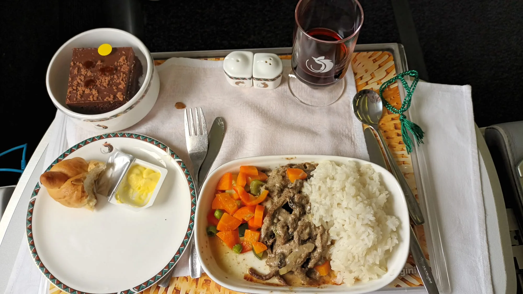 Flugzeugkabine mit Speisekarte und Essen auf Tablett