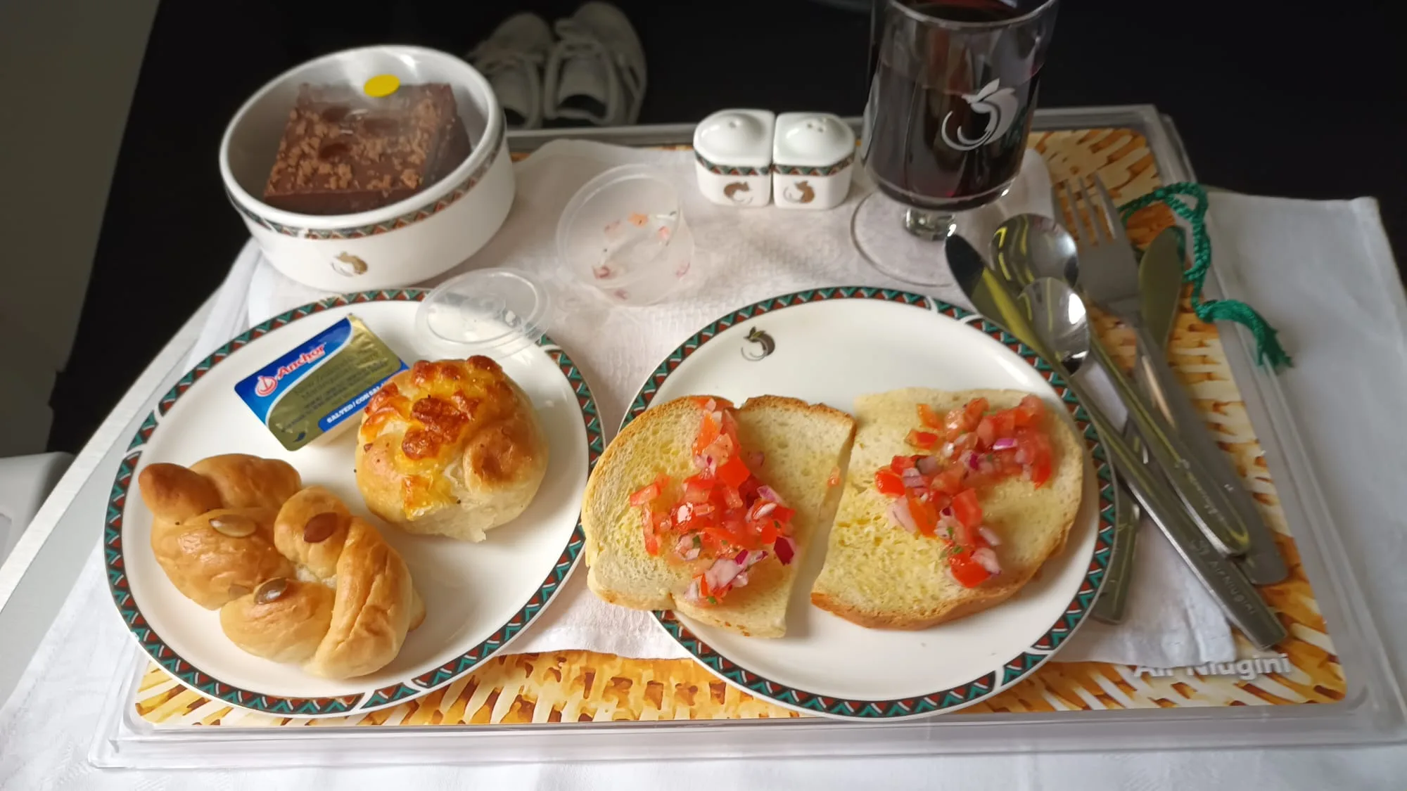 Flugzeugbord mit Frühstück und Getränk