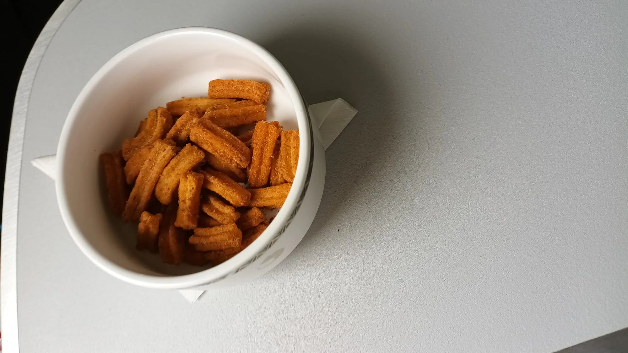 Küchensnack in weißer Schale auf Tisch