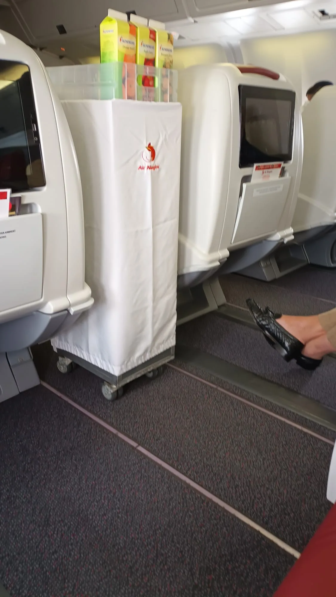 Flugzeugkabinen mit Getränkebox und Bildschirmen