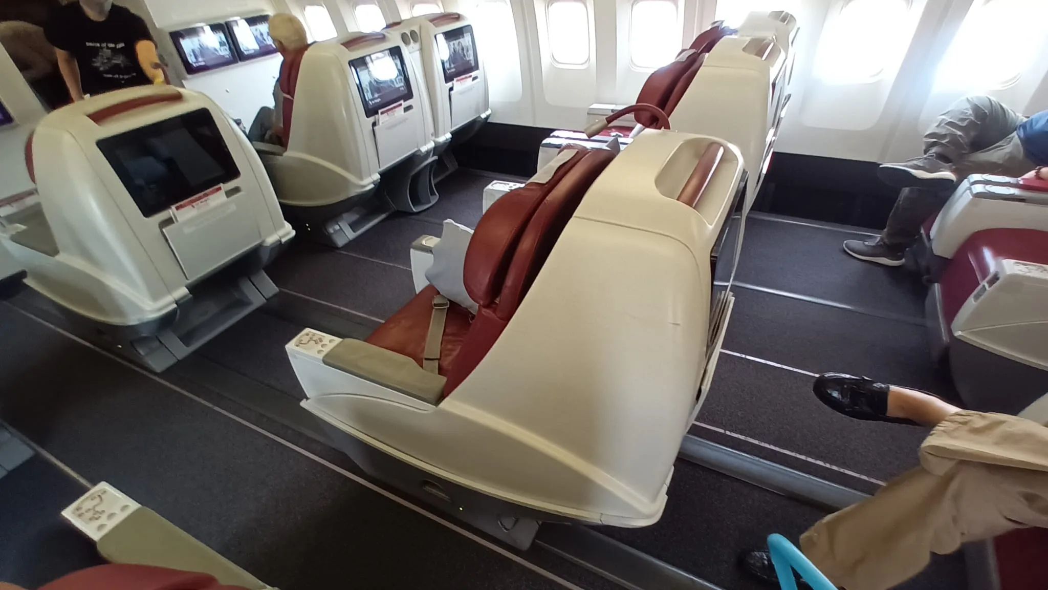 Business Class Sitzreihen auf einem Flugzeug