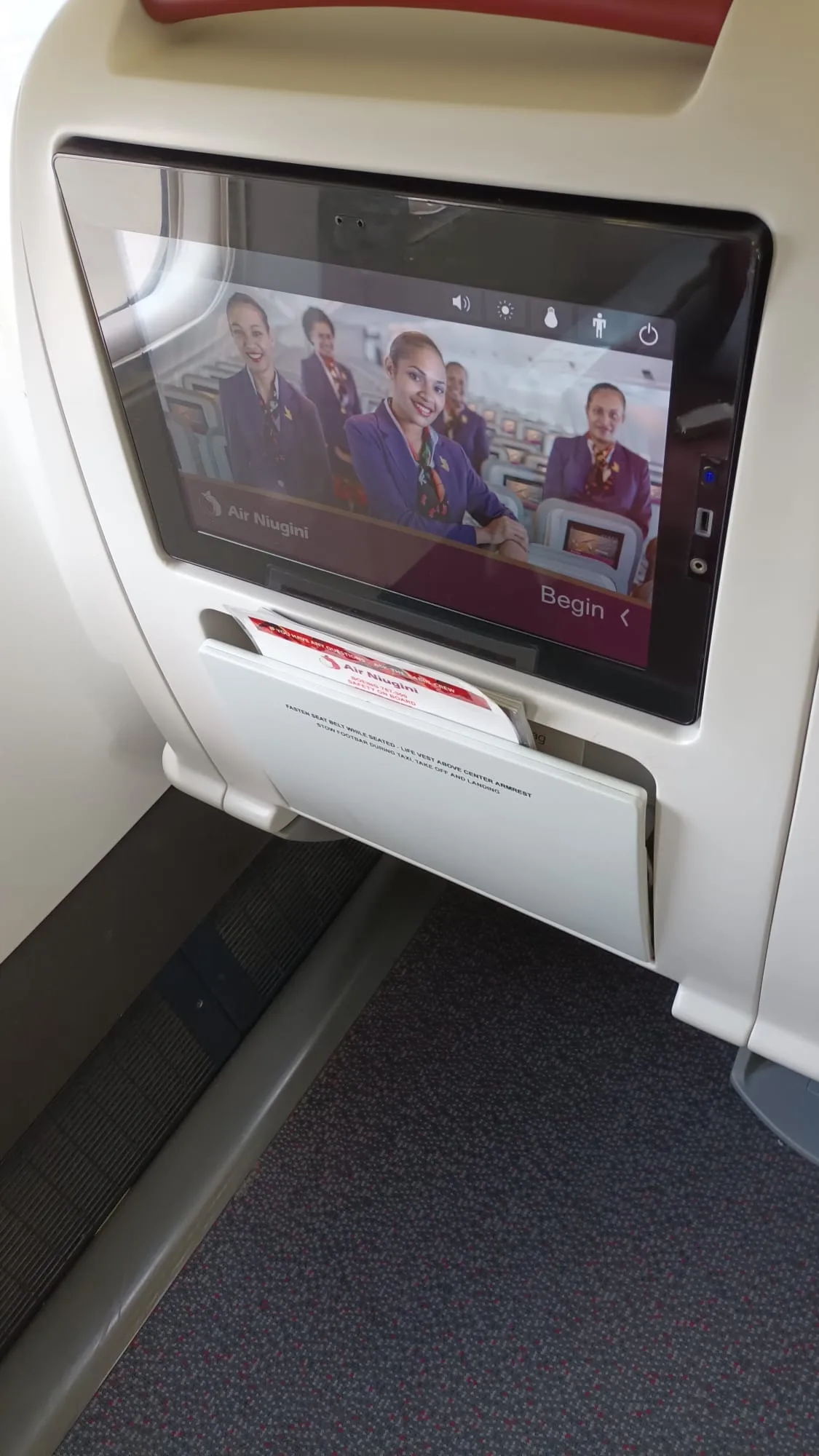 Flugzeugfenster mit Bildschirm für In-Flight Entertainment