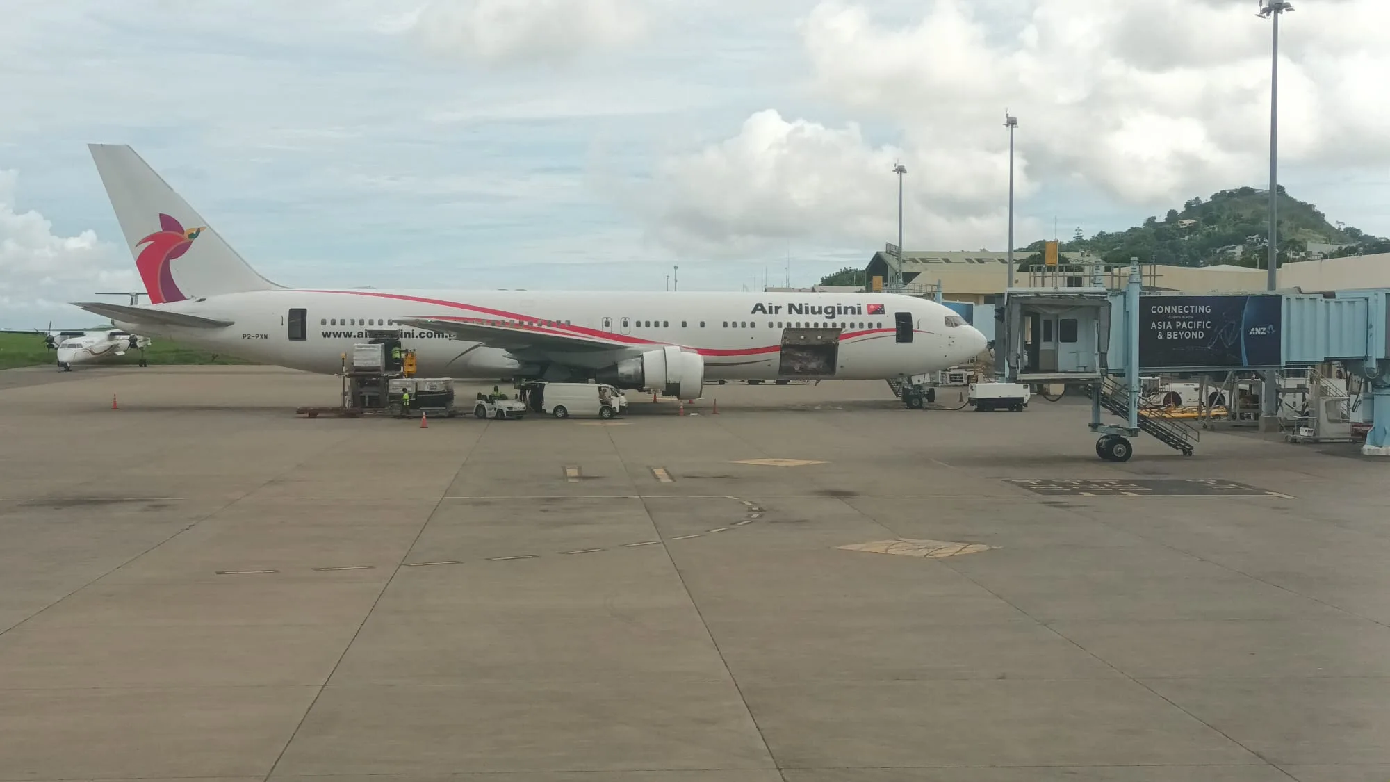 Flugzeug von Air Niugini am Flughafen