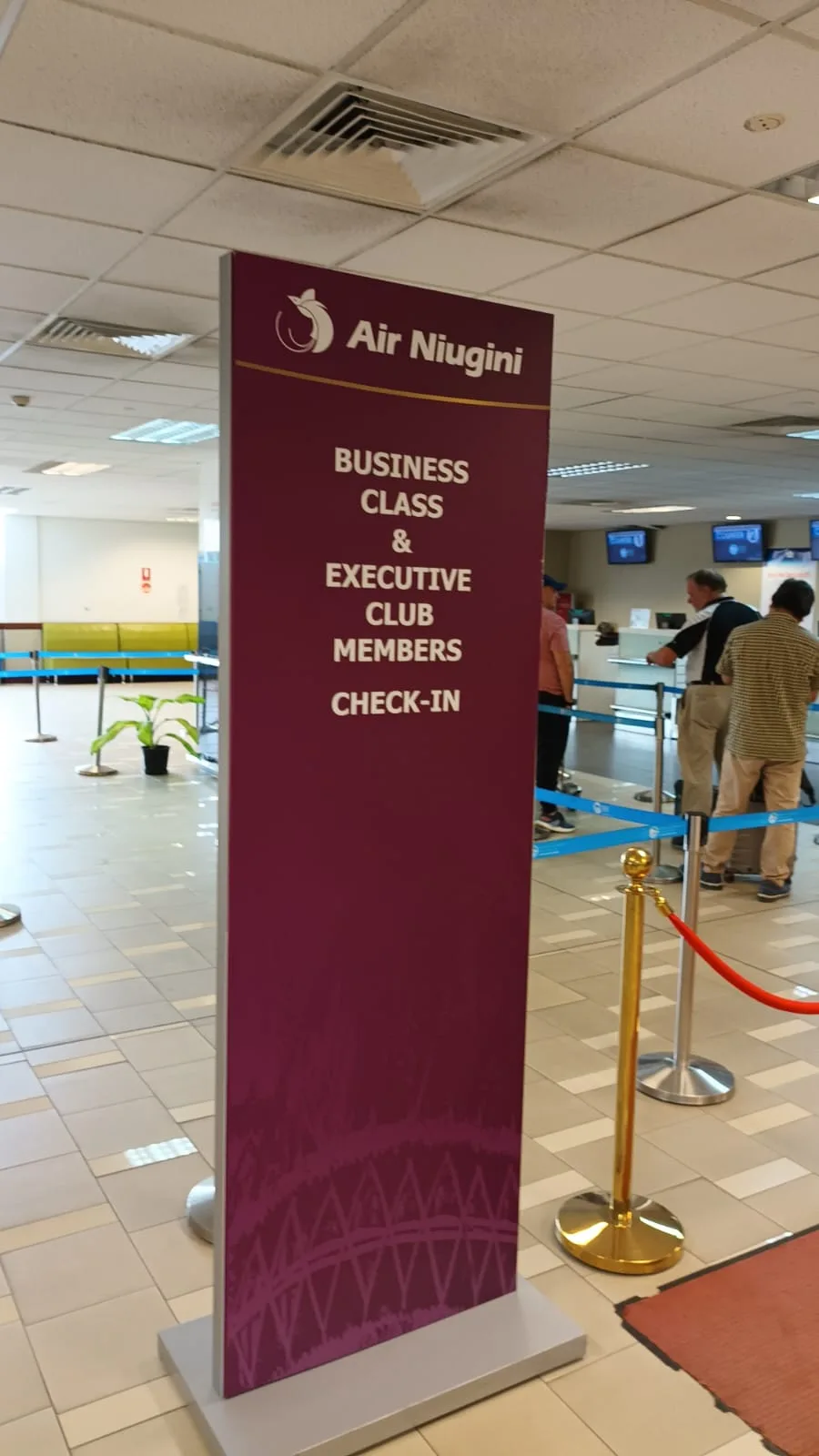 Check-in-Schild für Business Class und Executive Club-Mitglieder bei Air Niugini