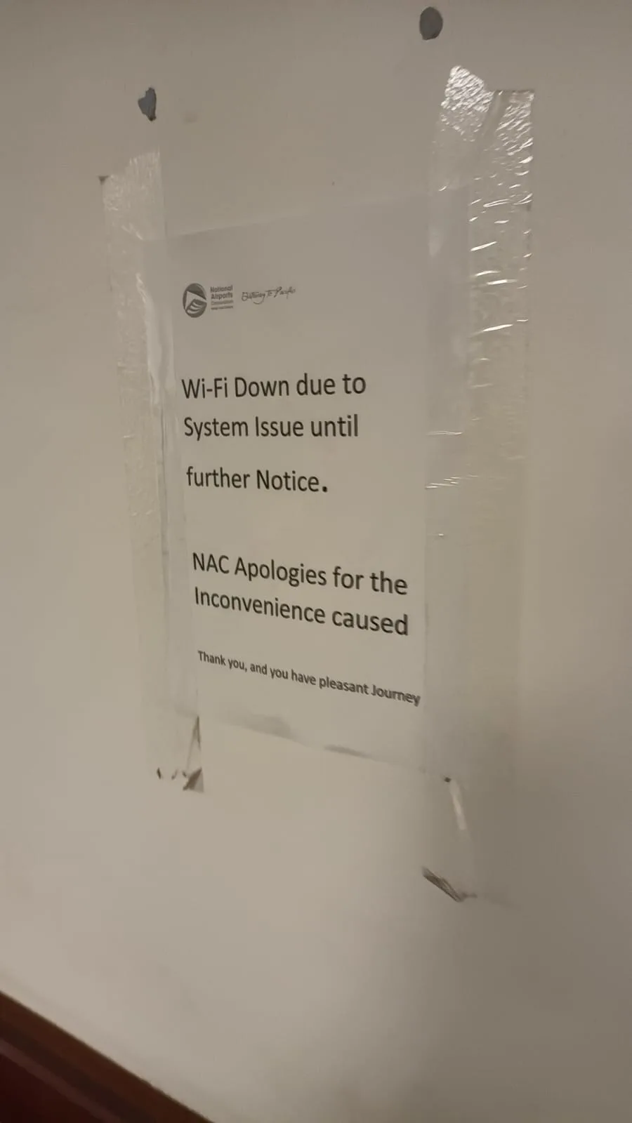 Wi-Fi-Ausfall-Schild auf Wand