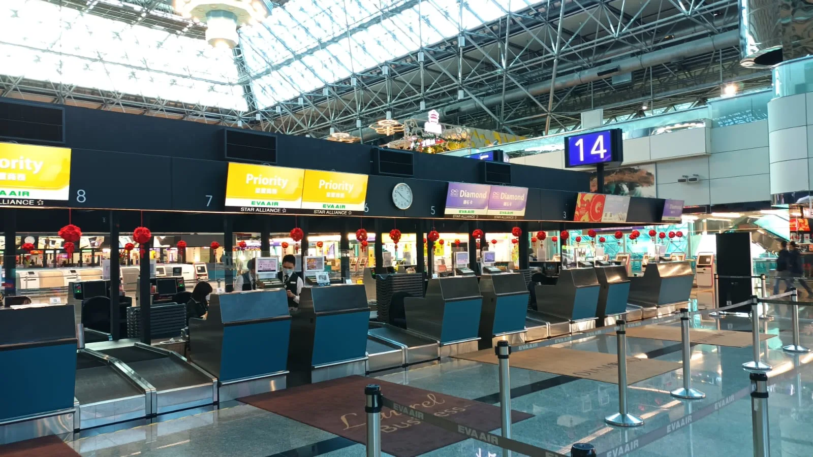 Eva Air Check-in-Schalter mit Priority-Zonen