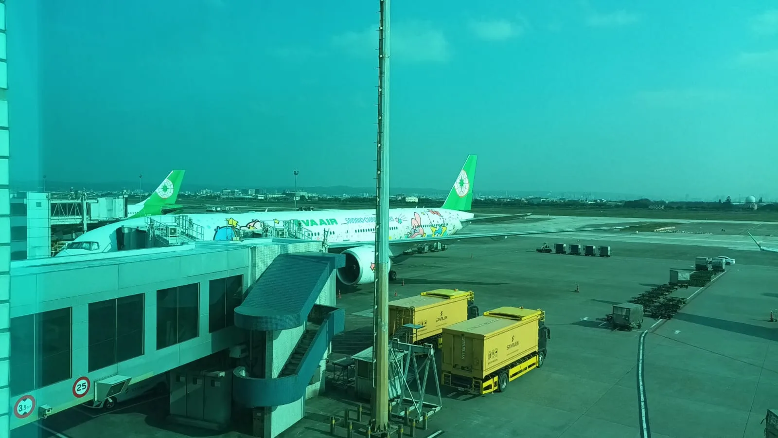 Flughafen mit geparktem Flugzeug und LKW