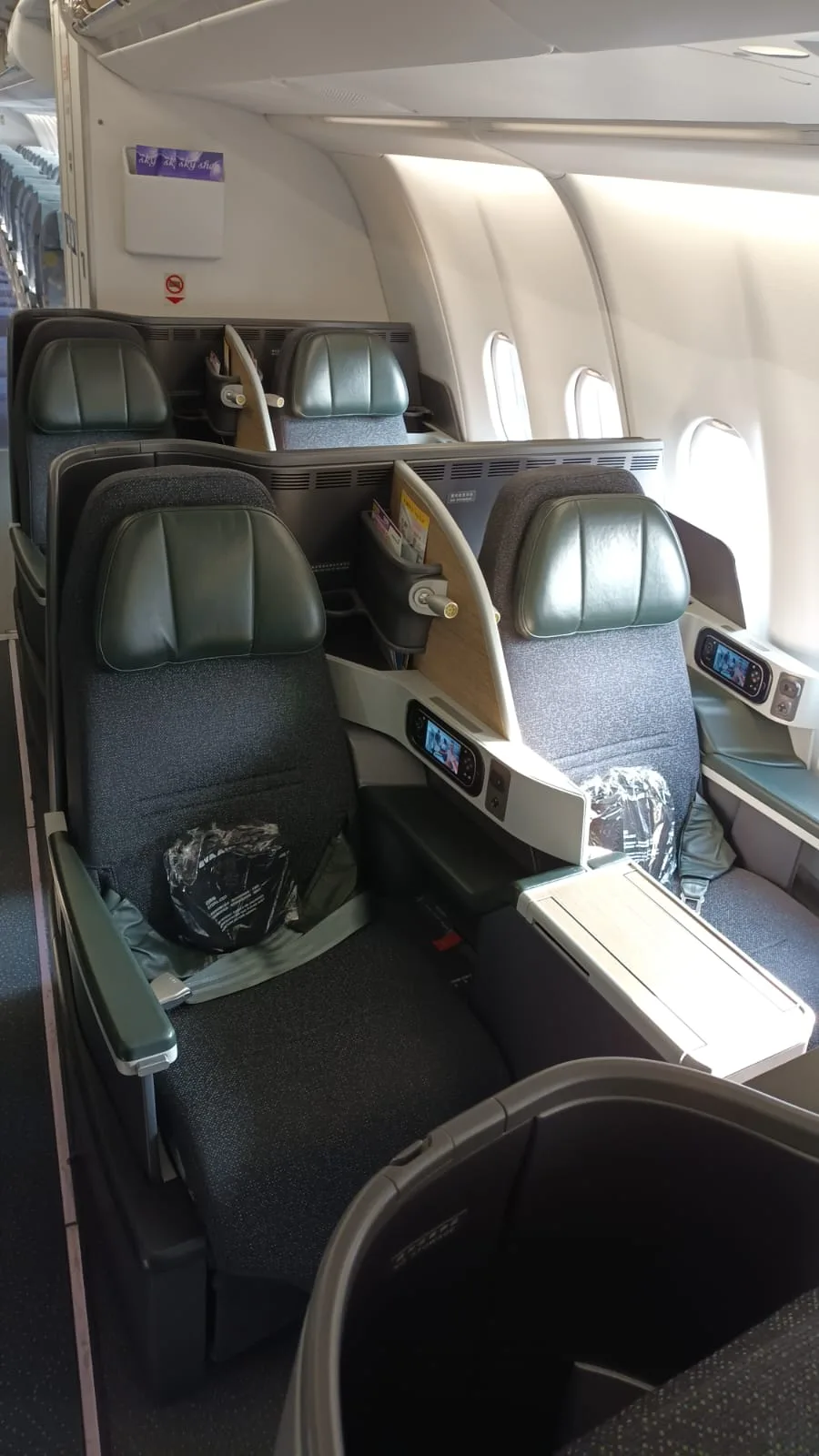 Business Class Sitzreihe auf einem Flugzeug