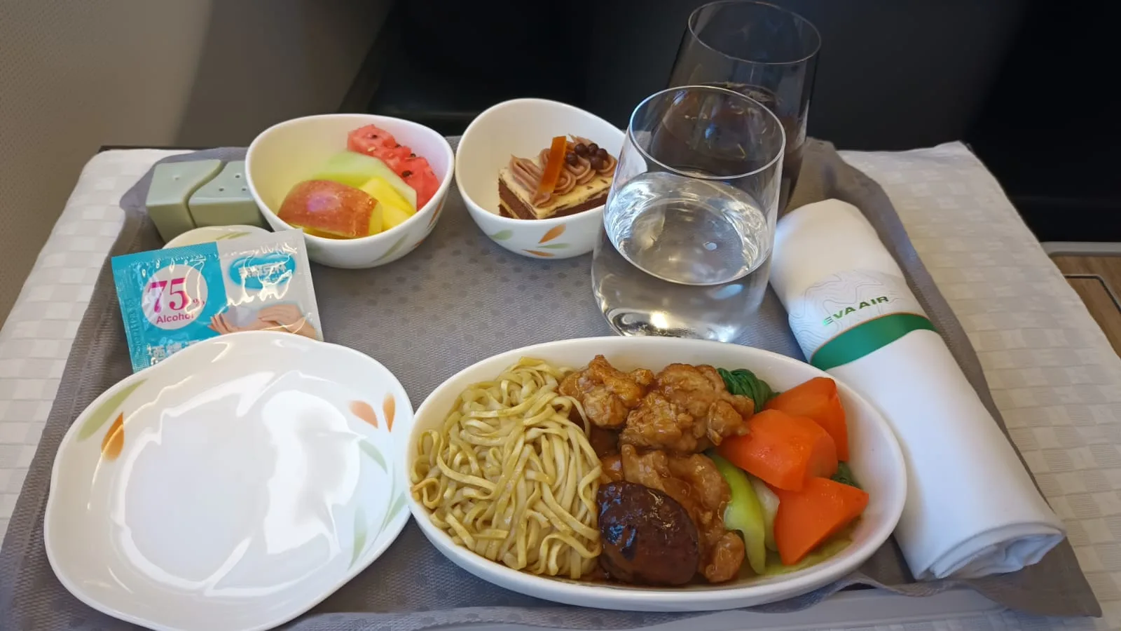 Flugzeugbord mit Essen und Getränken