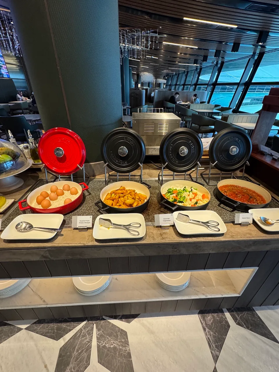 Frühstücksbuffet mit Eiern, Gemüse und anderen Gerichten