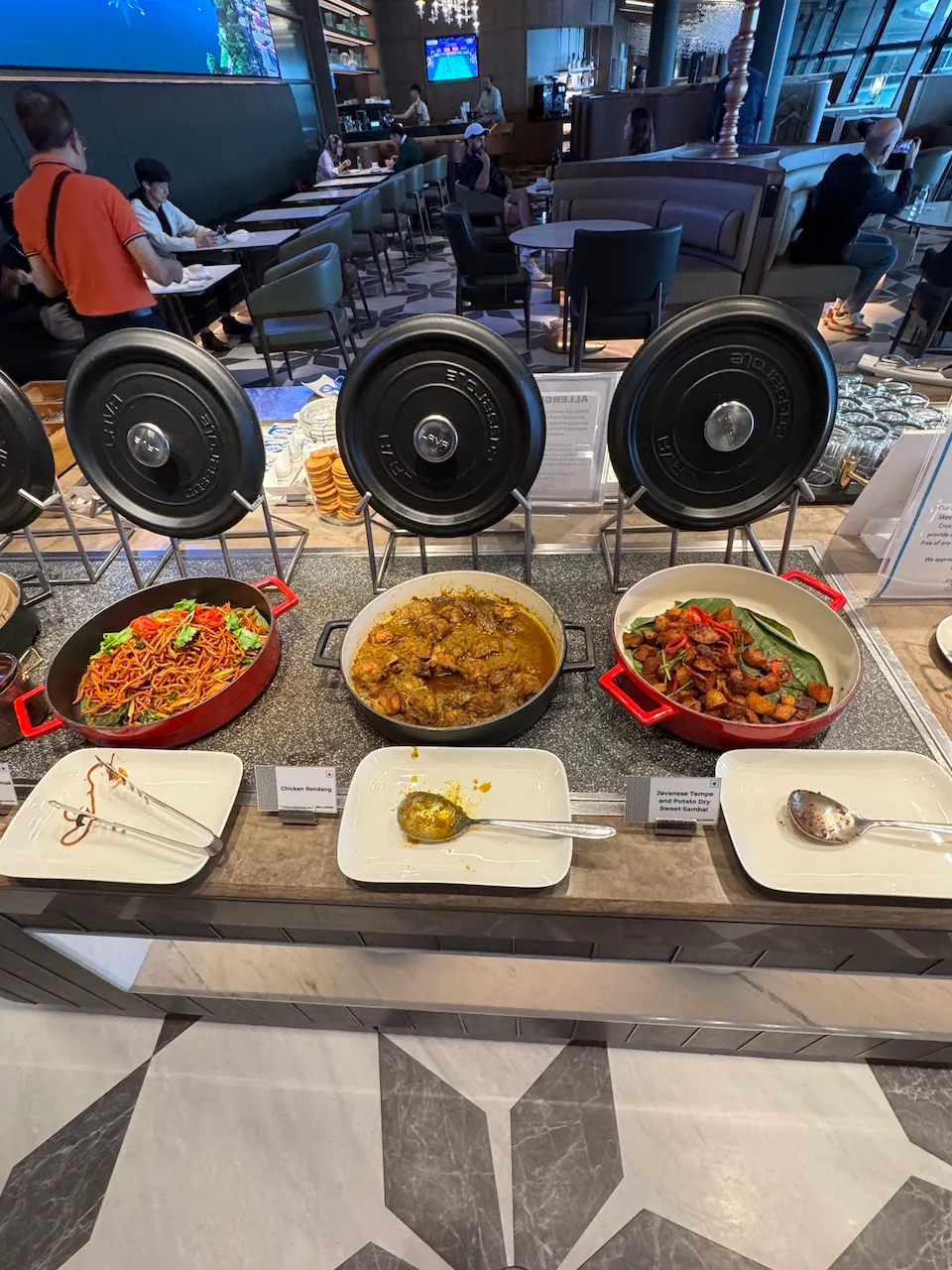 Buffet mit verschiedenen Gerichten in großen Schüsseln