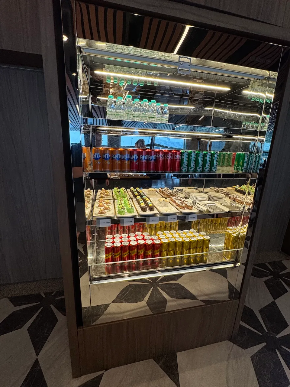 Getränkekühlschrank mit verschiedenen Getränken und Snacks