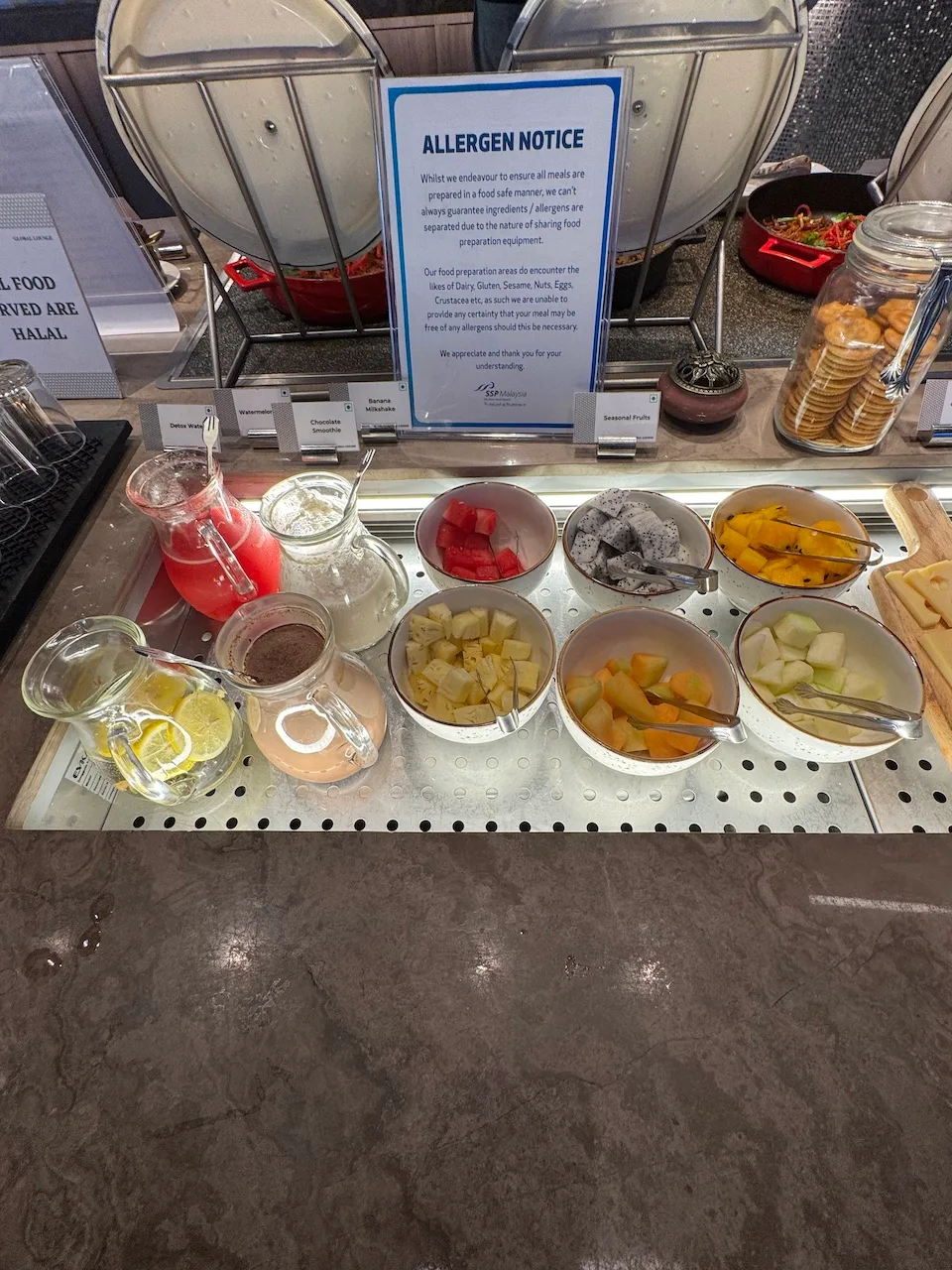 Fruchtsalatbuffet mit verschiedenen Früchten und Getränken