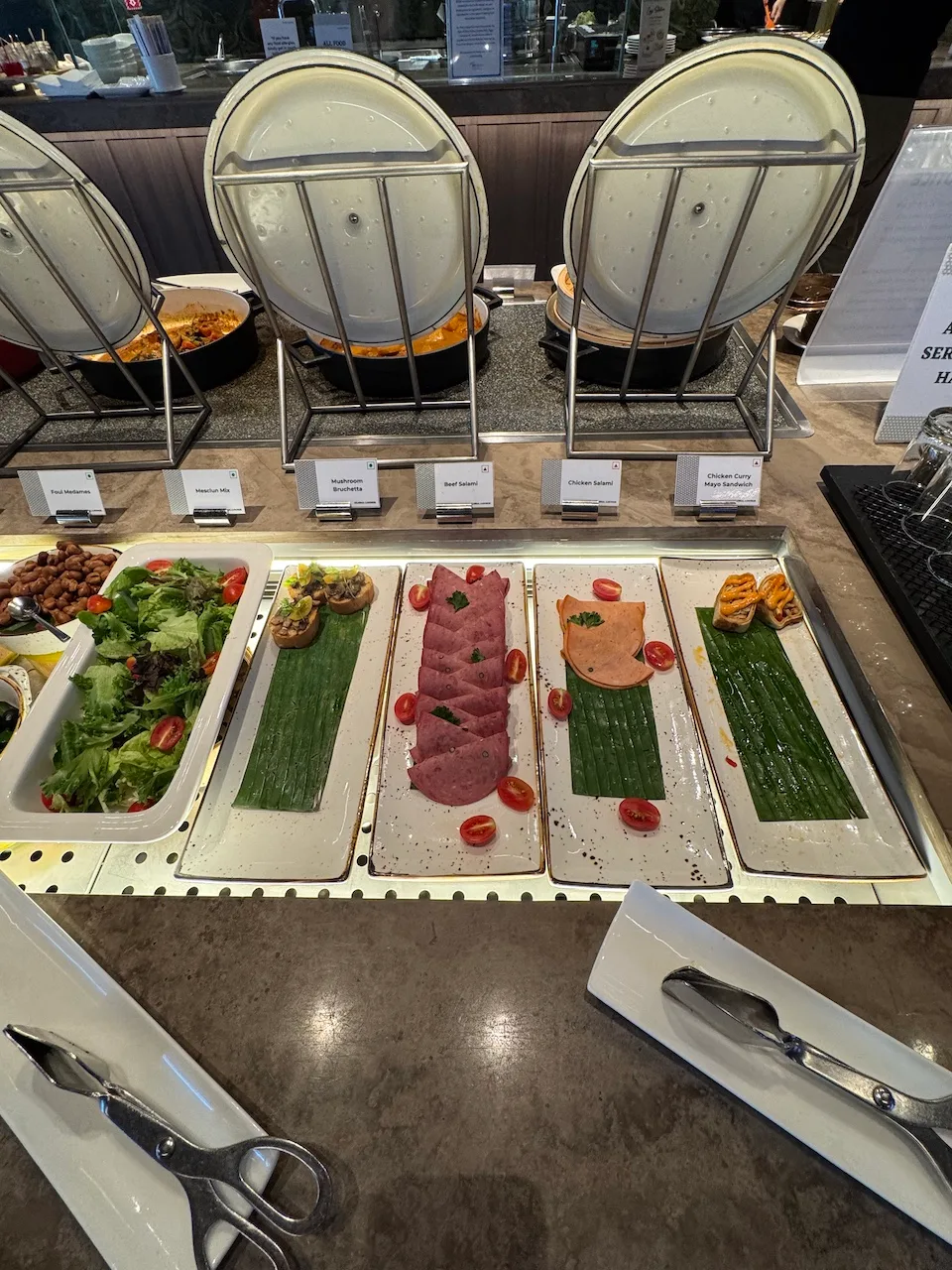 Buffet mit Salat und Fleisch auf Platten