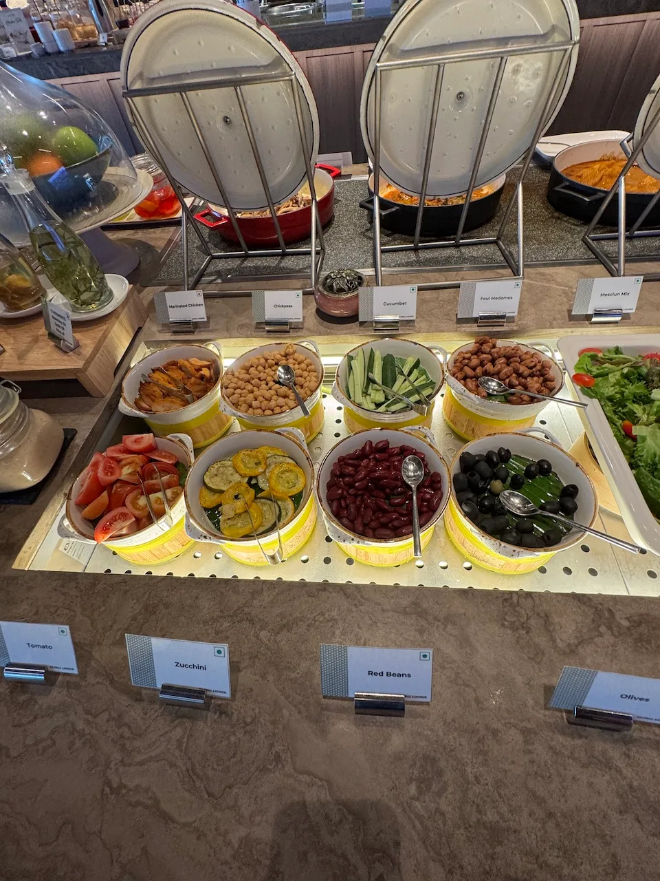 Vorratsbehälter mit verschiedenen Gemüsesorten und Käse auf einem Buffet
