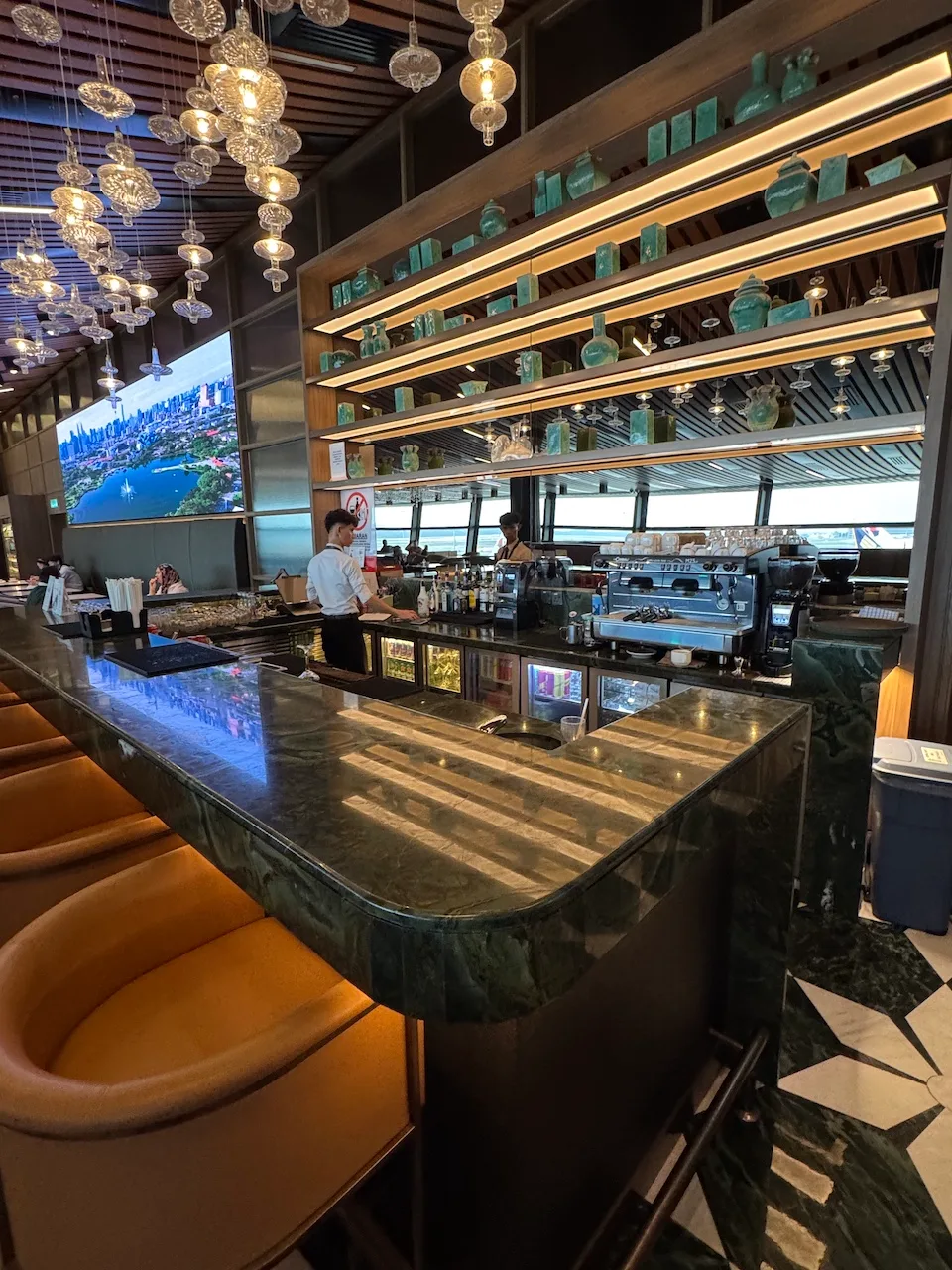 Lounge mit Bar und moderner Dekoration