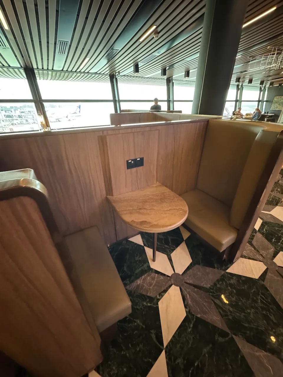 Lounge mit Holzverkleidung und Marmortisch