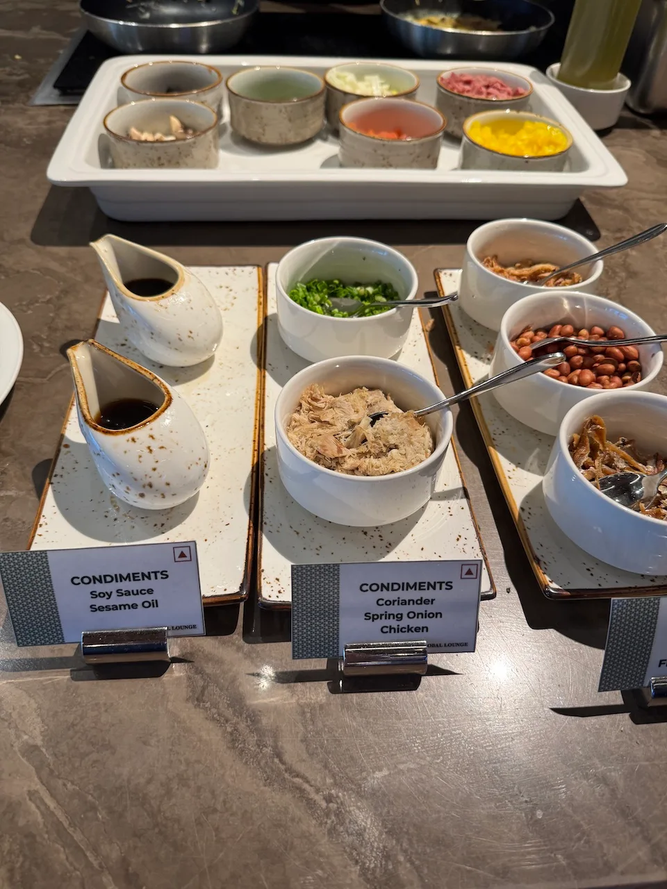 Buffet mit verschiedenen Beilagen und Soßen auf einem Tisch
