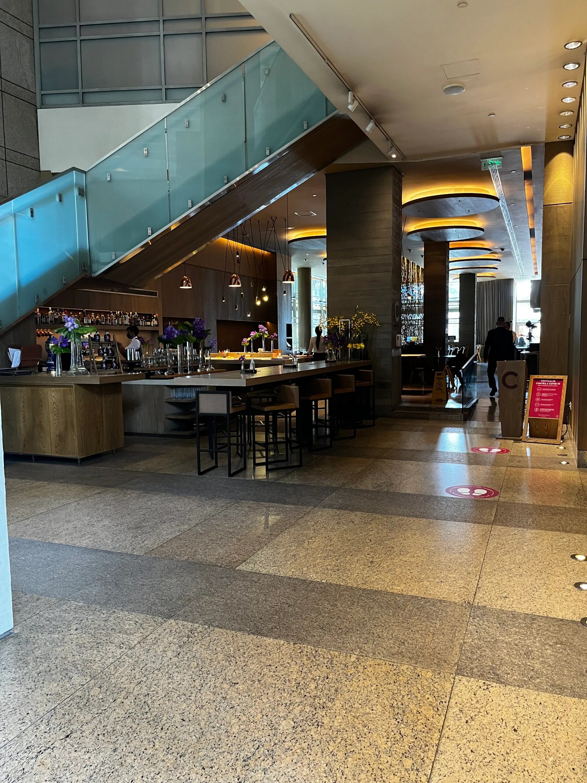 Buffet mit warmen Gerichten und Obstschale auf schwarzem Marmor