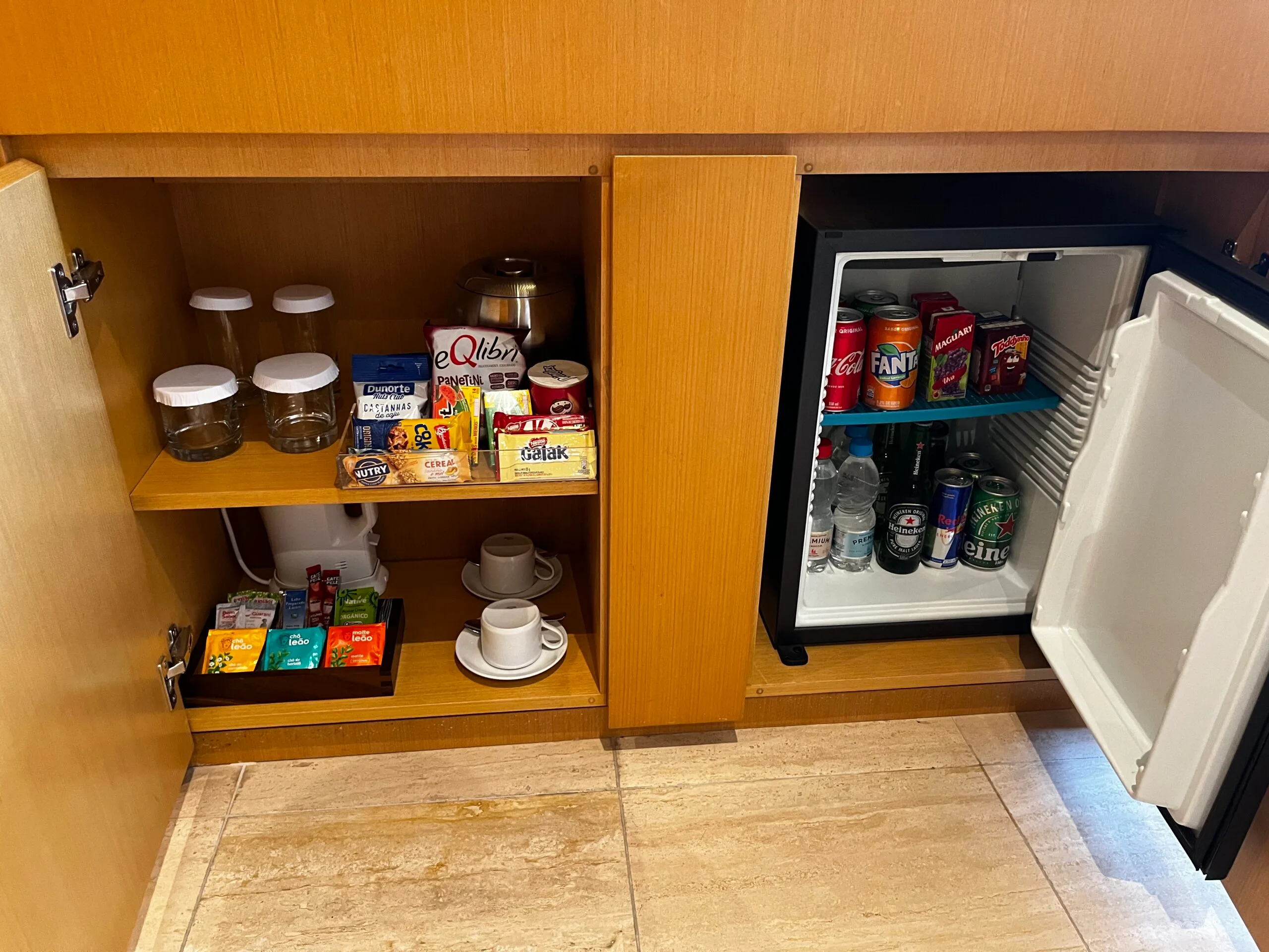 Lounge mit Tischen und Stühlen in neutralen Farben