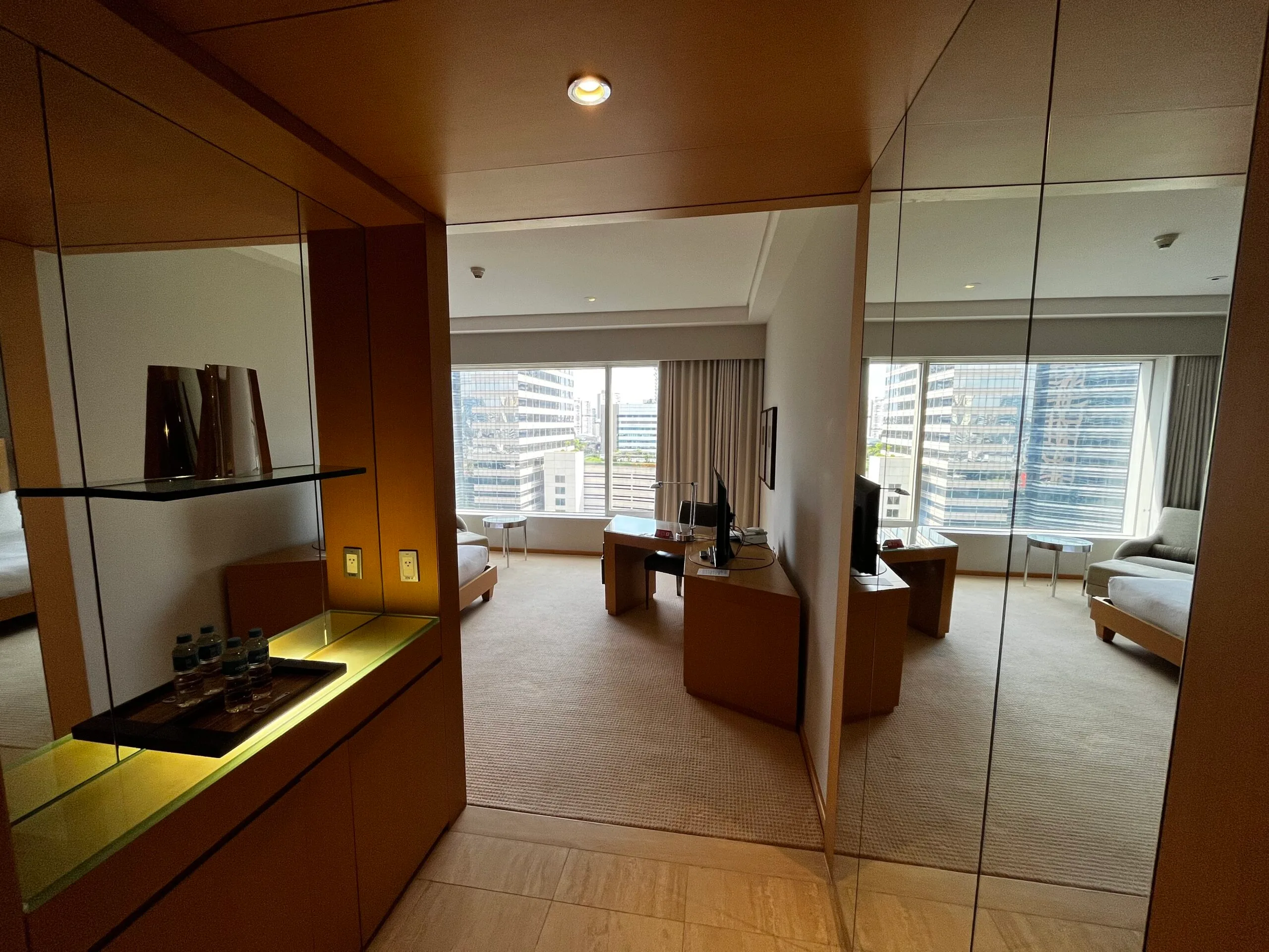 Hotelzimmer mit Schreibtisch und Fernseher im modernen Design