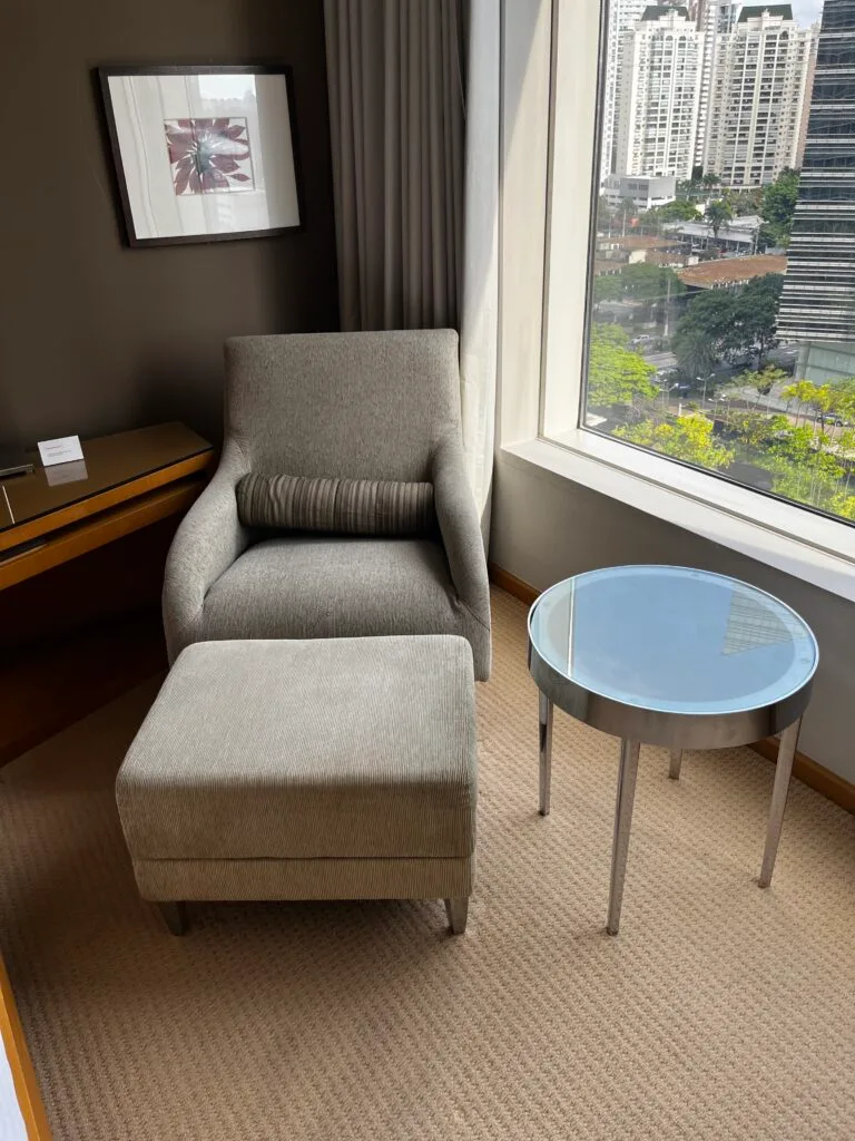 Hilton-Hotel mit Eingangsbereich und Pflanzen
