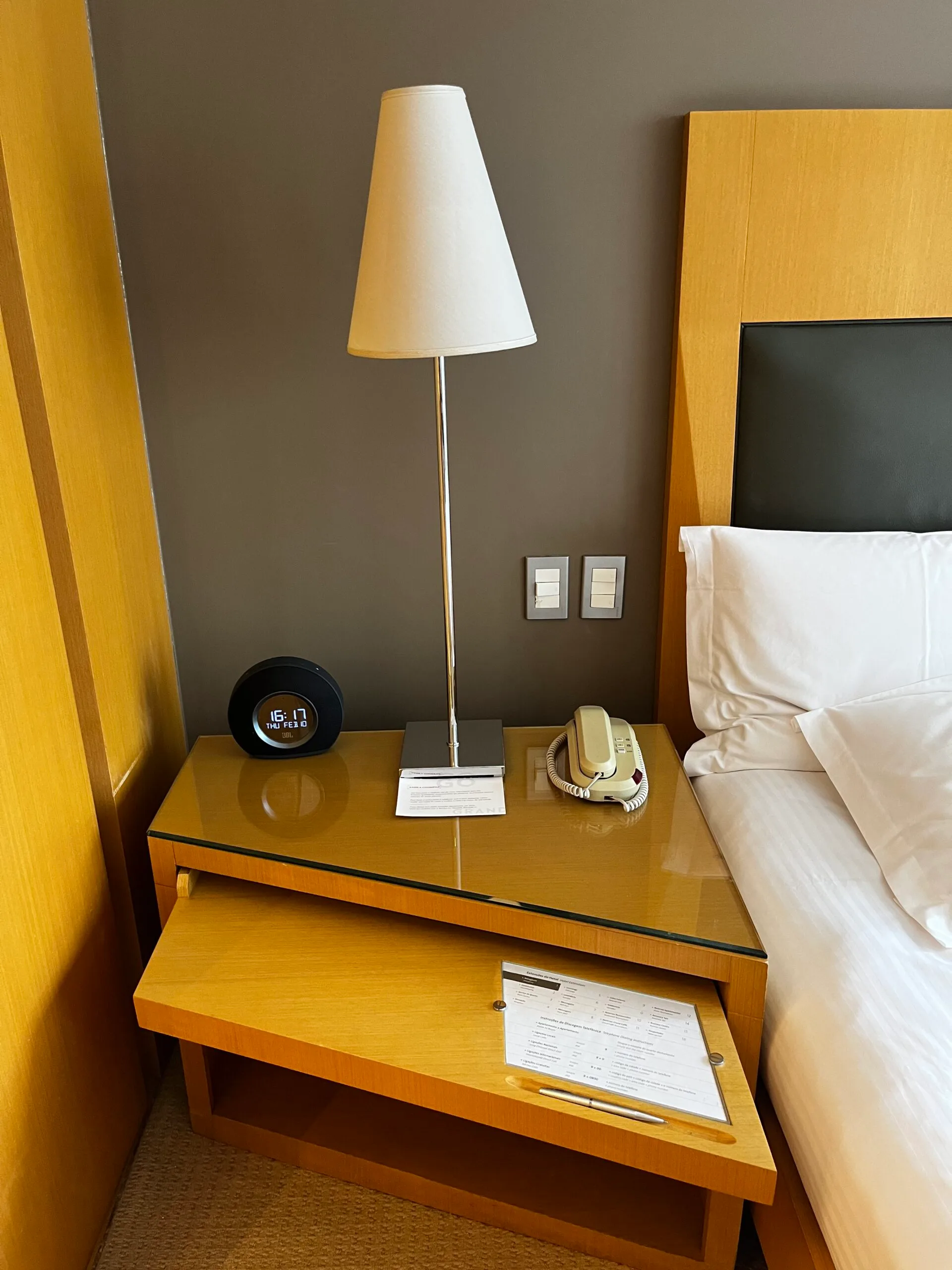 Hotelzimmer mit Nachttisch und Telefon