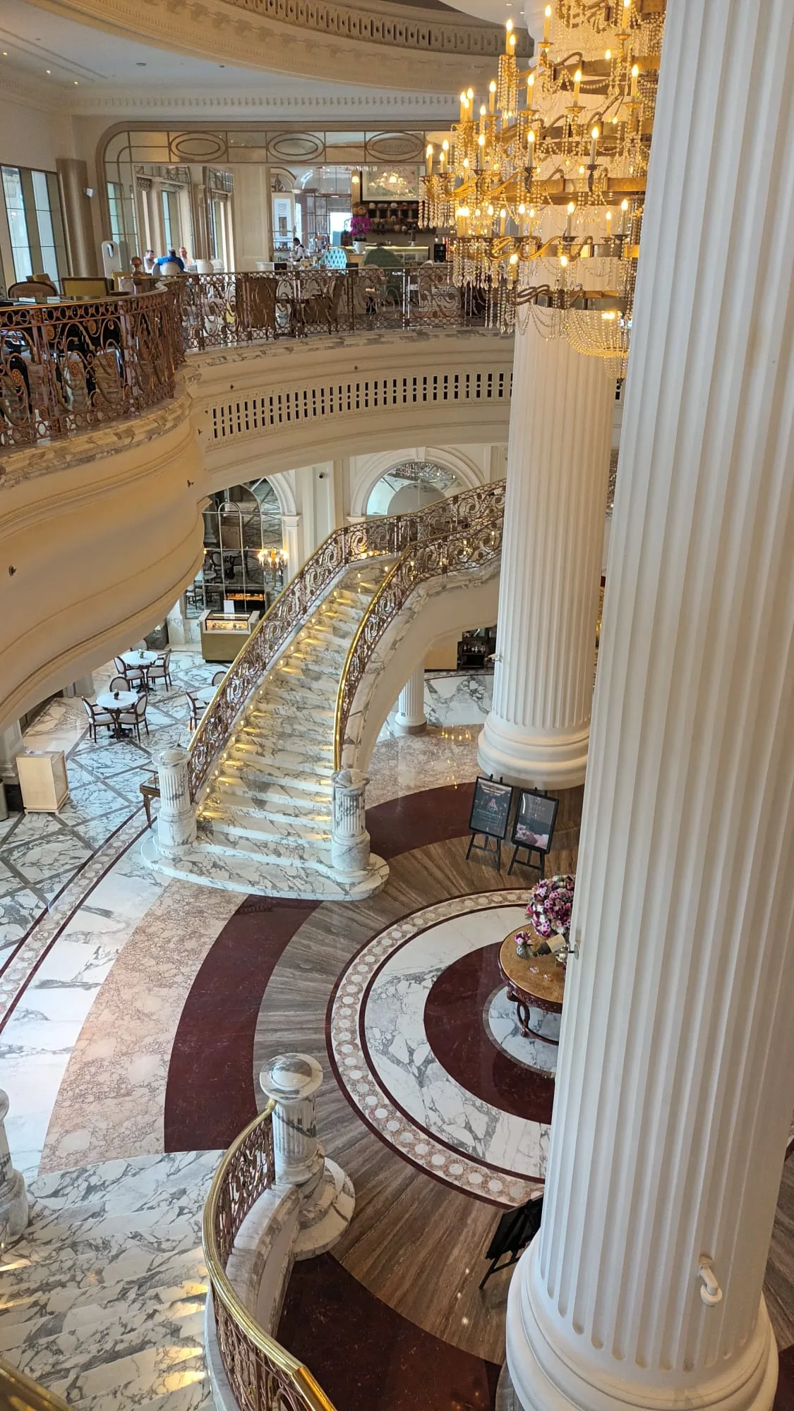 Elegant Hotellobby mit Treppenhaus und Säulen