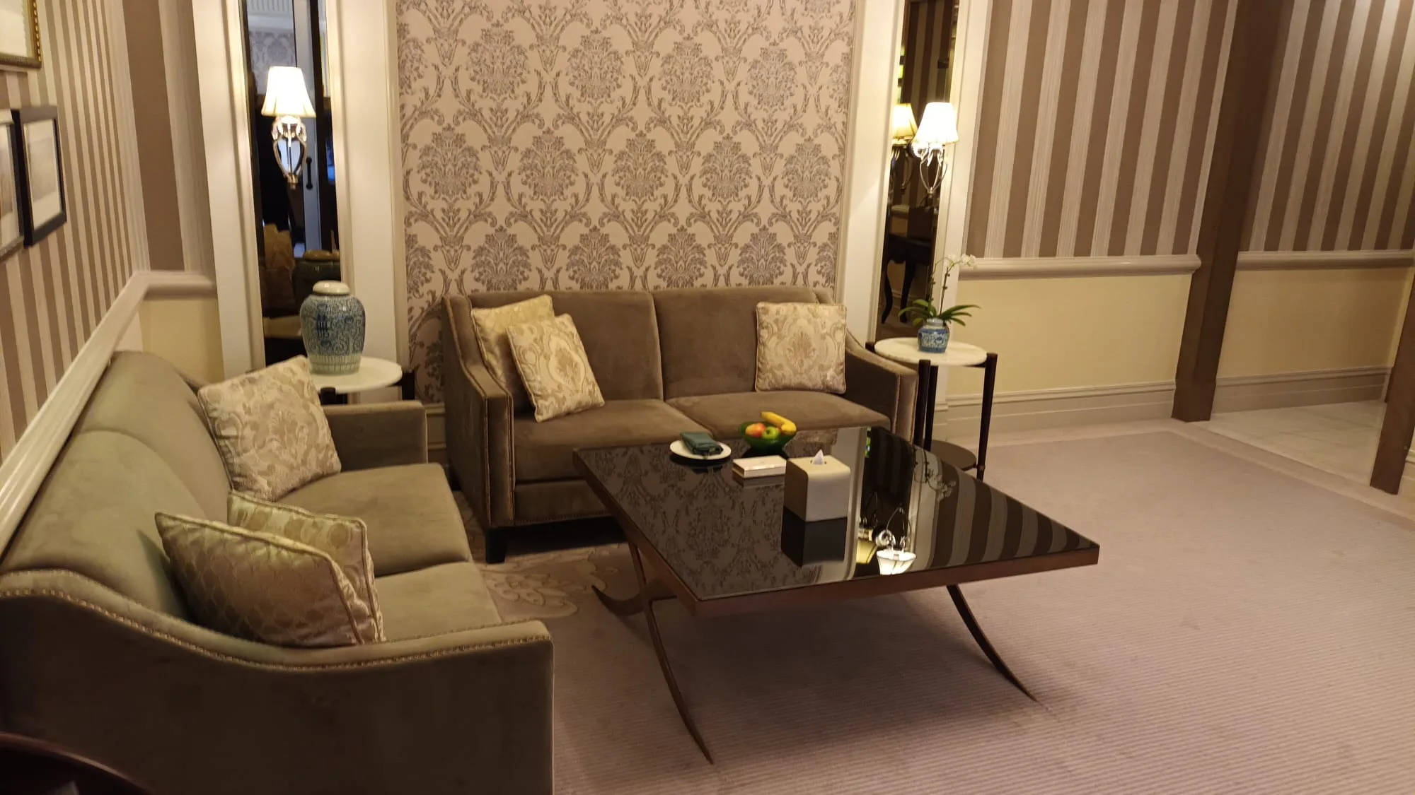 Lobbybereich mit Sesseln und Couch im Luxushotel