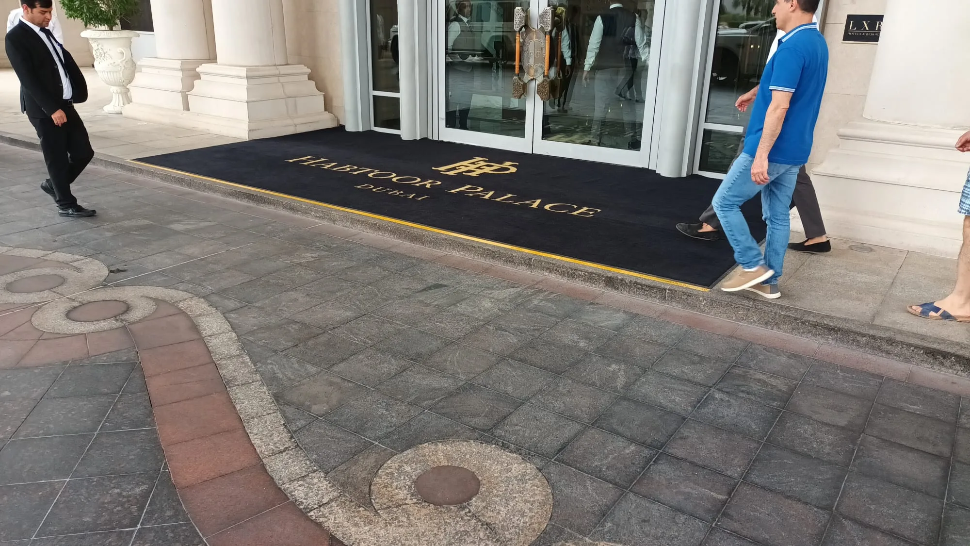 Eingangsbereich des Hotels mit Teppich und Besucher