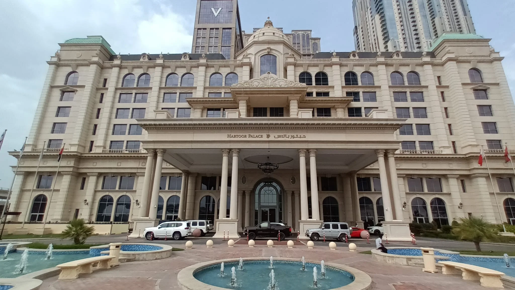 Fassade des Hotels Habtoor Palace mit Säulen und Brunnen im Vordergrund