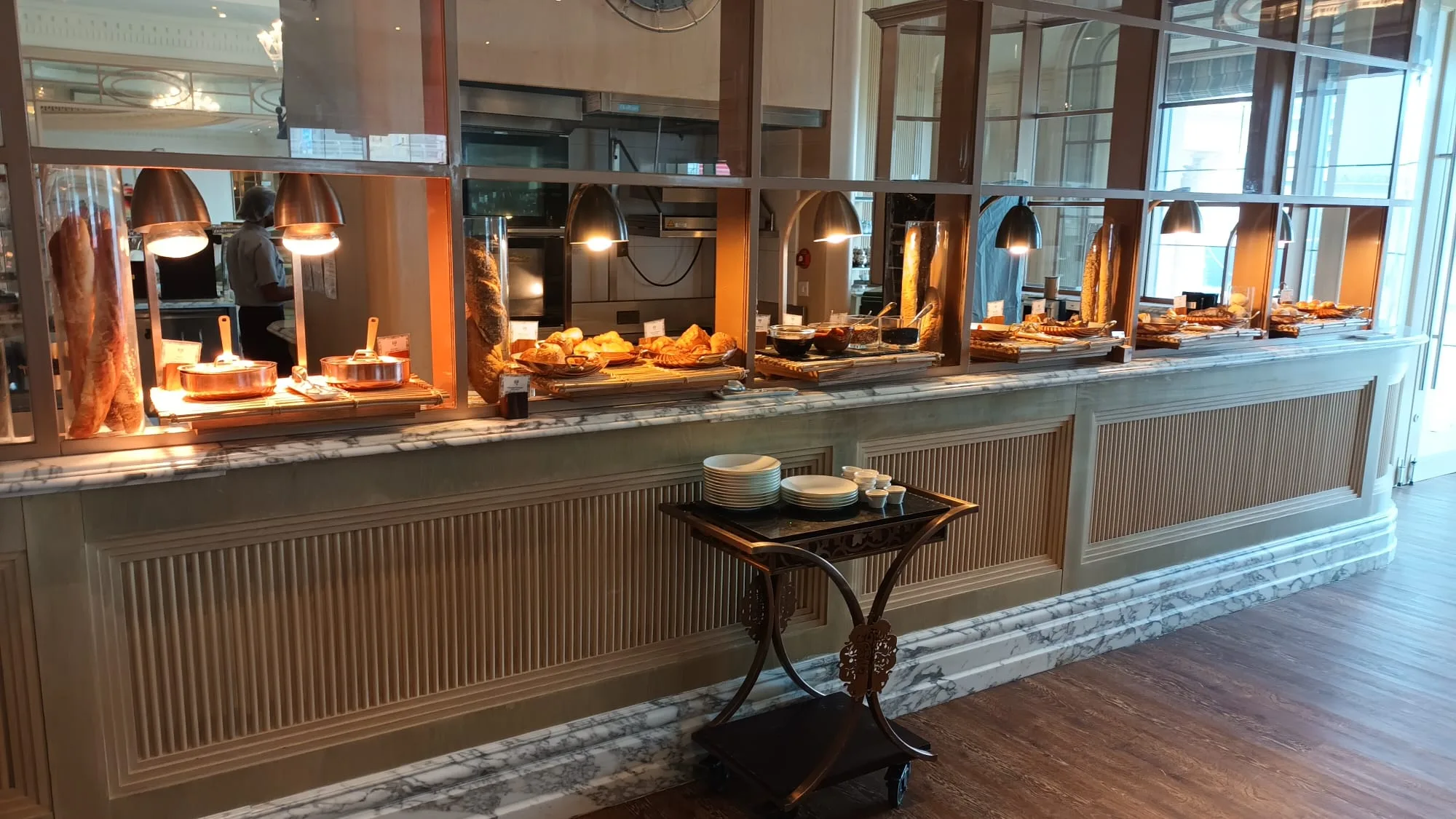 Frühstücksbuffet mit Brot und Kuchen in einem luxuriösen Hotel