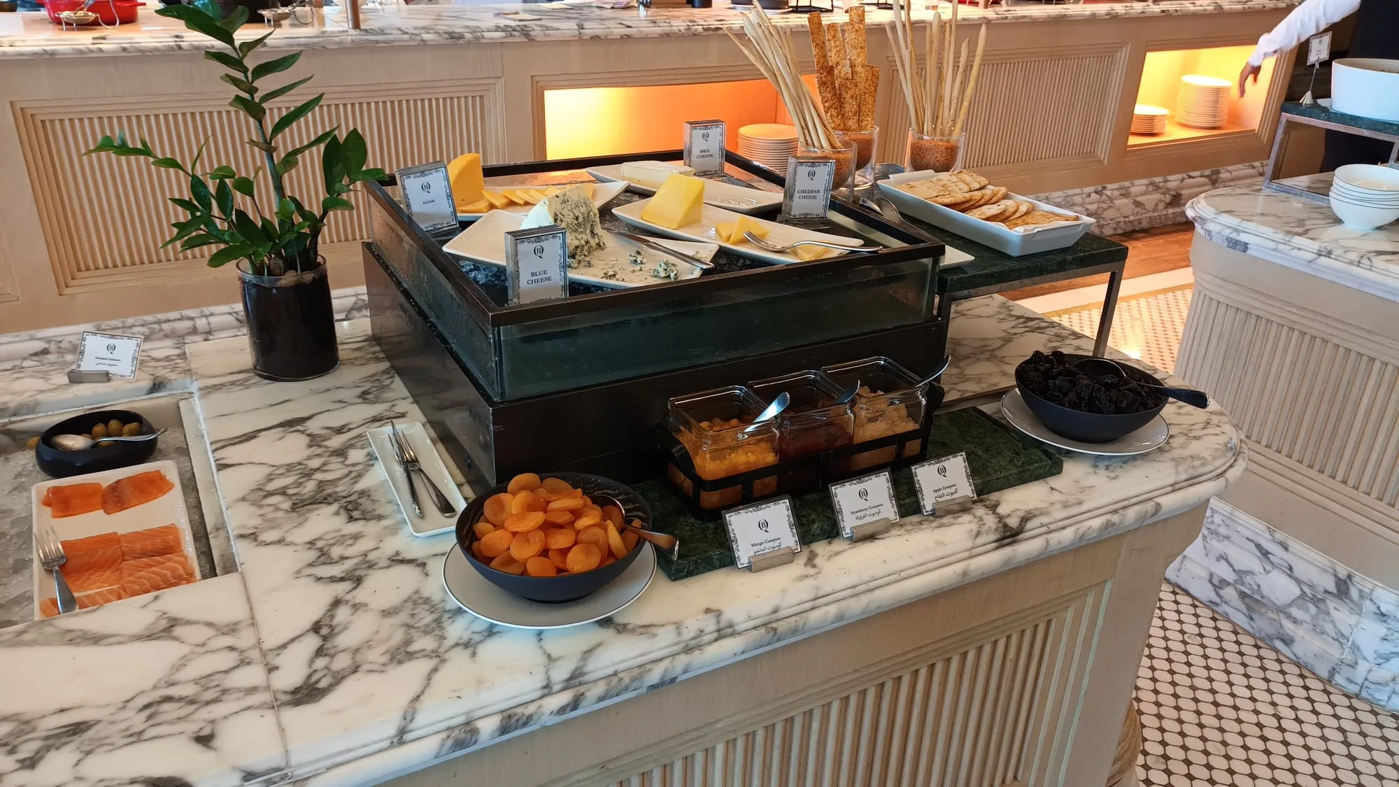 Frühstücksbuffet mit Käse, Brotsticks und anderen Snacks
