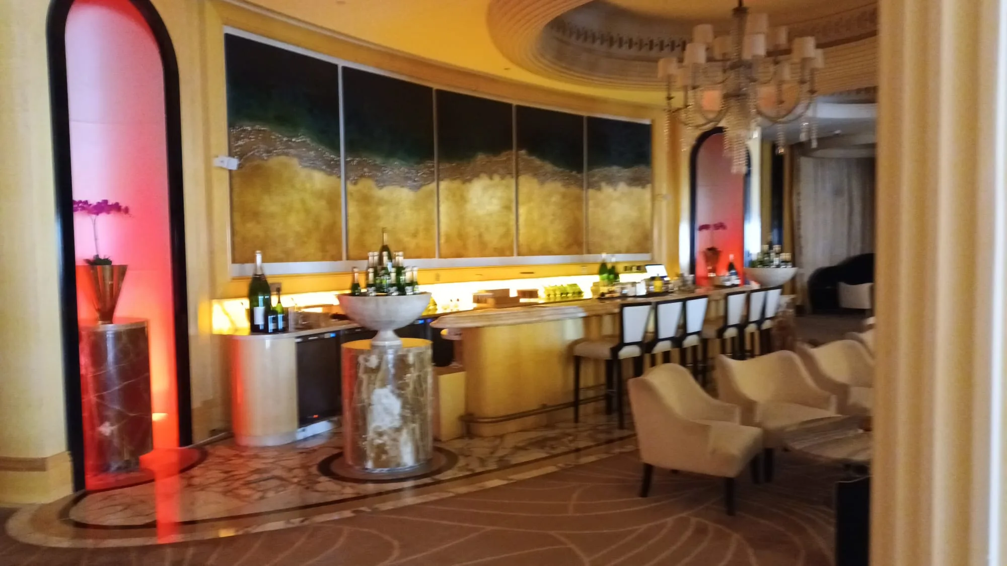 Lounge mit Bar und Sitzgelegenheiten im Luxushotel